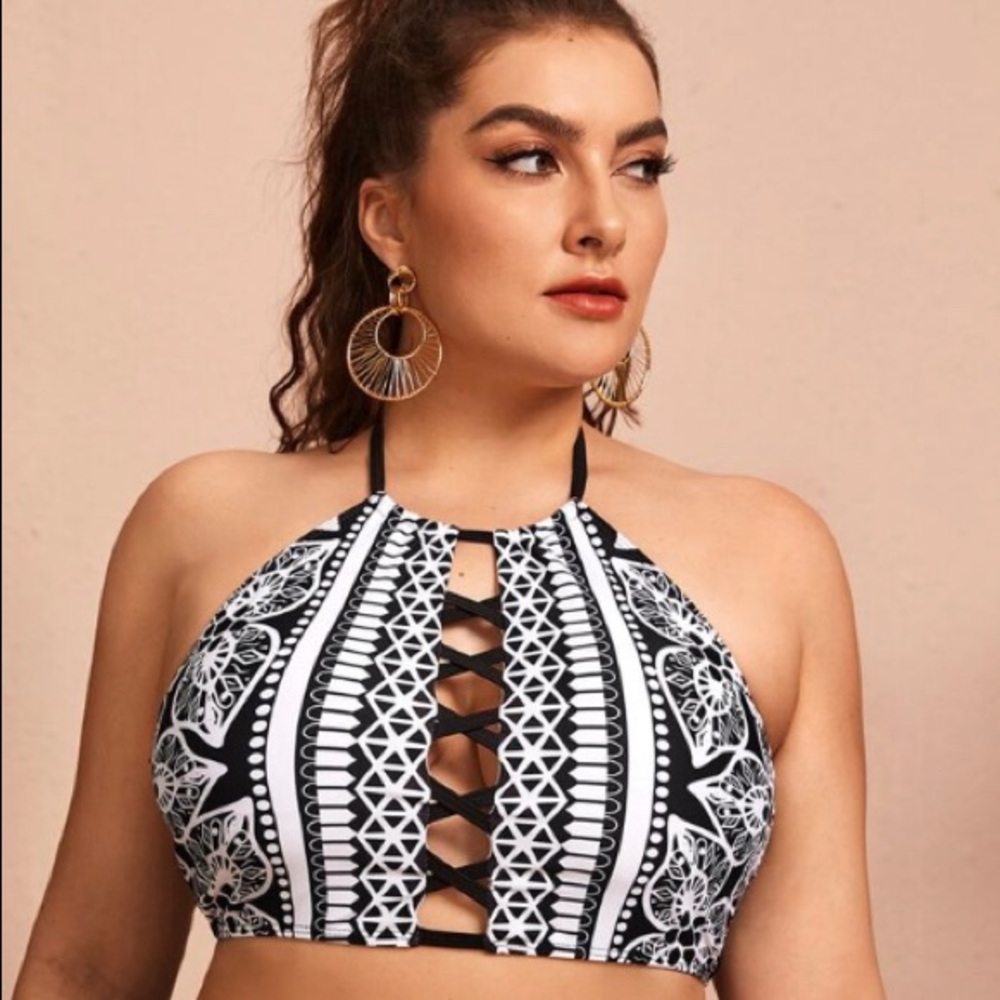 Geometric pattern black and white bikini top